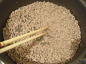 豚肉を強火で炒め、旨みを閉じ込めます