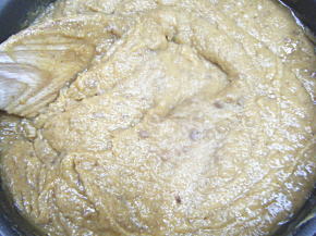 黒豚肉と麦味噌を混ぜ合わせる